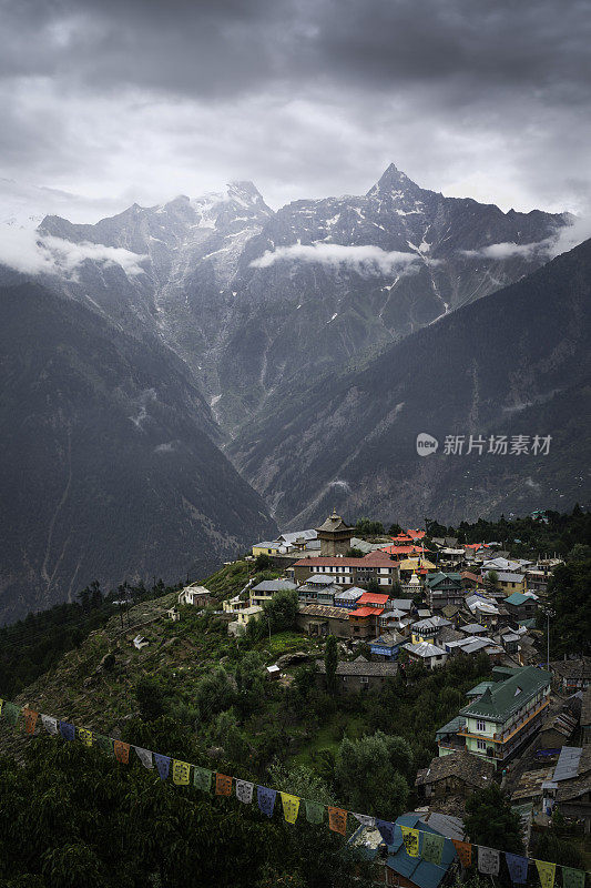 在多云的天空下，俯瞰喜马拉雅山脉的村庄。劫,印度。