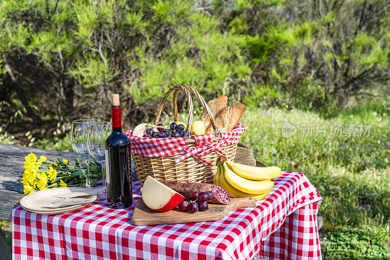 户外野餐篮里装着食物和葡萄酒