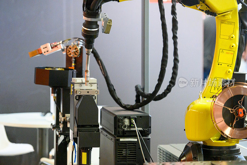 自动机器人焊接金属