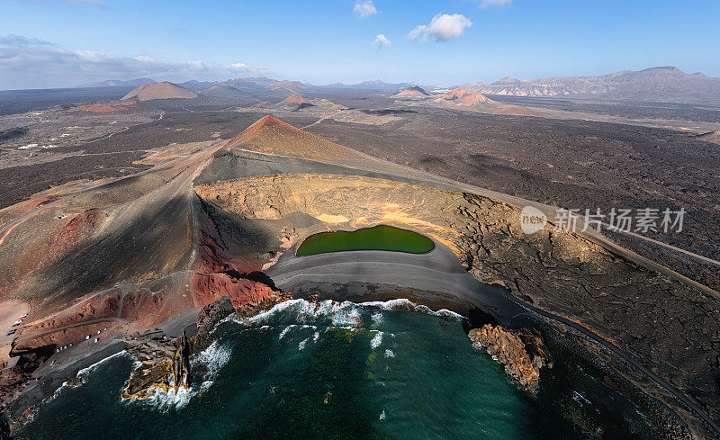 火山湖的广角航拍全景，兰萨罗特，加那利群岛，西班牙