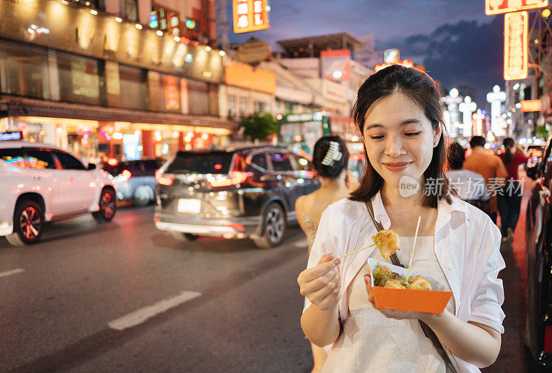 在拥挤的人群中享受泰国当地的街头小吃