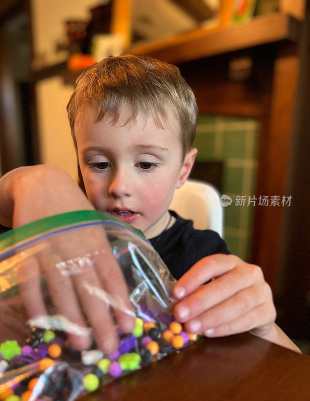 四岁的男孩在制作万圣节工艺品