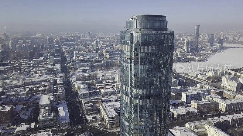 冬季摩天大楼和现代城市的俯瞰图。阳光下华丽的摩天大楼