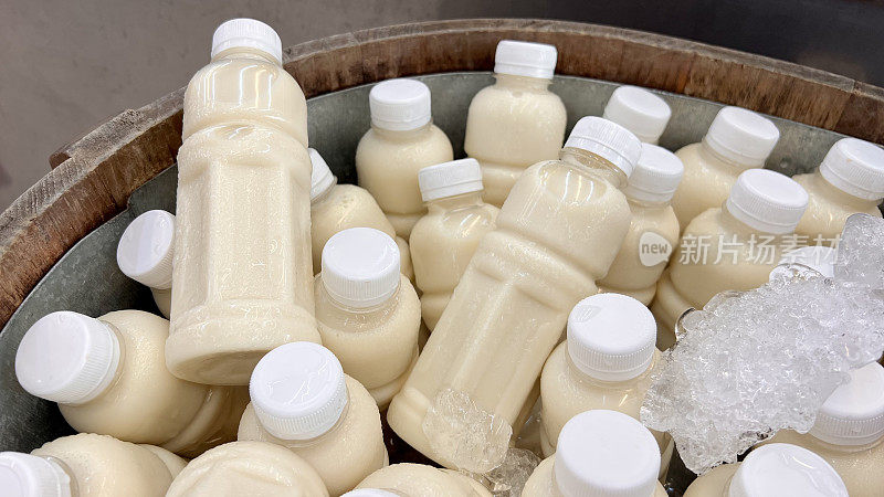 瓶装的健康农民牛奶