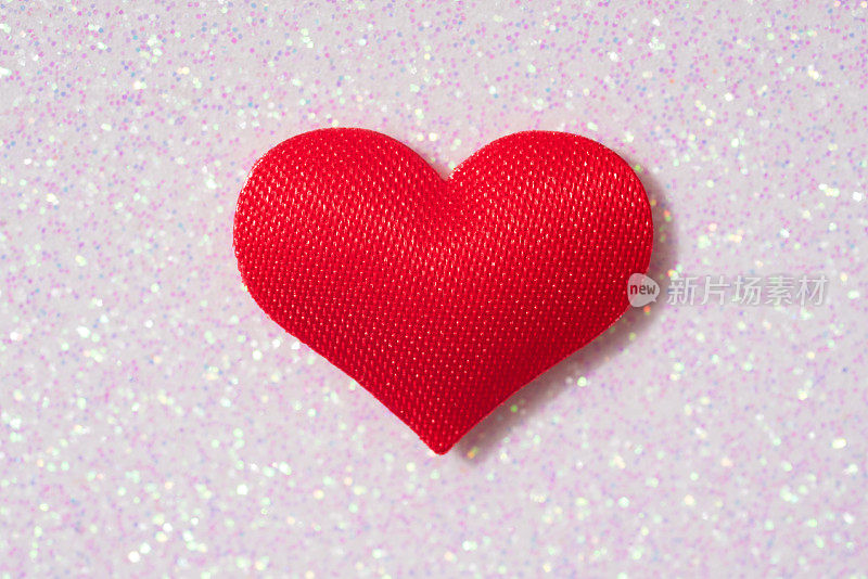 情人节庆祝概念。节日模板的问候或婚礼卡片。红色的心在发光的全息背景与复制空间的文字。爱的象征