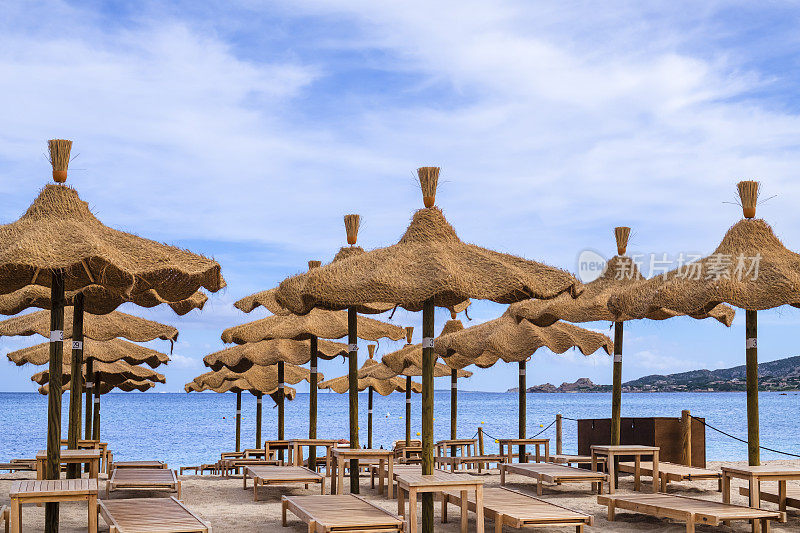 撒丁岛东北部坦卡曼纳海滩的沙滩伞