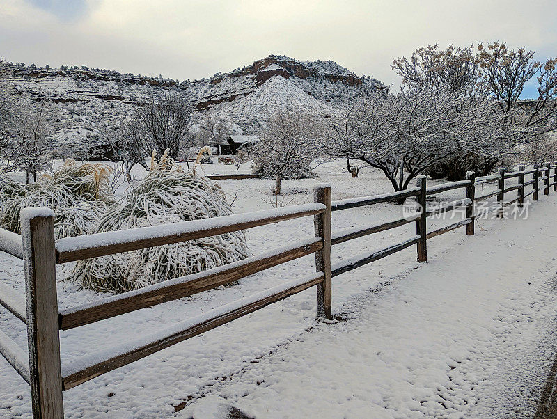 新雪在洛克维尔沿着格拉夫顿路在果园和牧场与南梅萨为背景