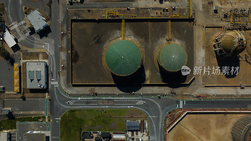 工业综合体鸟瞰图，在这里原油被转化为成品油，储存地点用于分销。