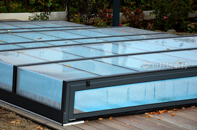 折叠池屋顶。外壳由铝和有机玻璃制成，安装在轨道上。保护泳池不受环境污垢的影响，防止热泄漏，并帮助积累来自太阳的热量