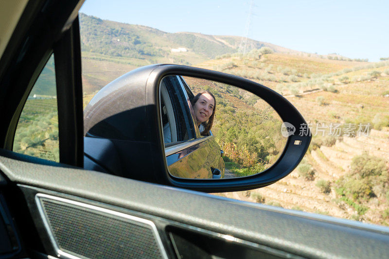 坐在汽车后座的女人在沉思杜洛山谷的风景