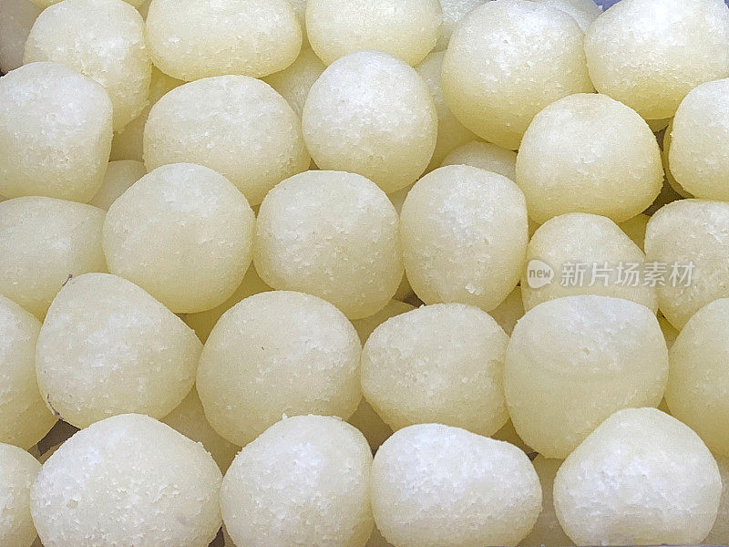 全帧图片的托盘rasgulla印度糖果(米泰)在糖果店展示，糖糖浆球和chenna(印度白软干酪)，高架视图