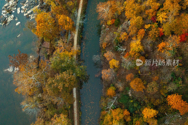 马里兰州日落黄昏时波托马克河和C&O运河的鸟瞰图