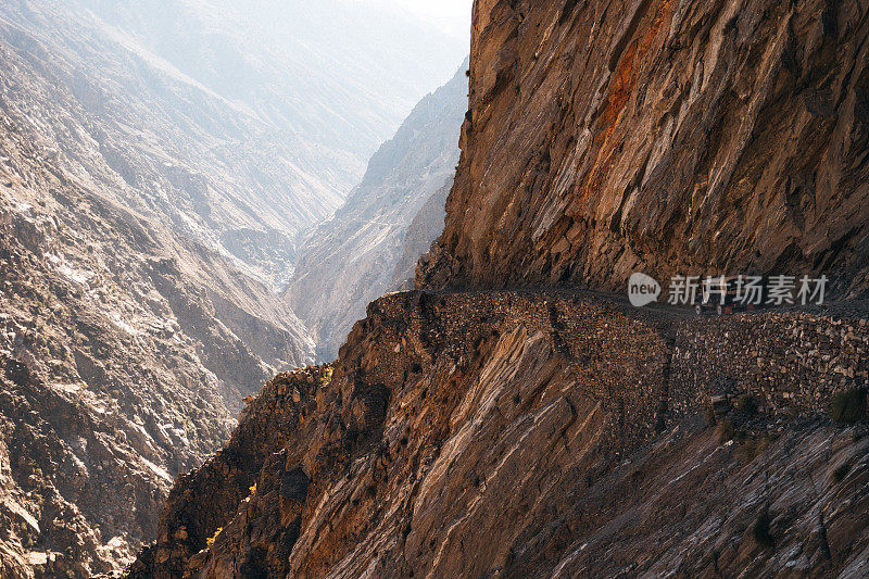 越野汽车行驶在喜马拉雅山脉极其危险的道路上