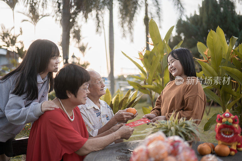 亚洲的祖父母在中国新年给孙子们发红包