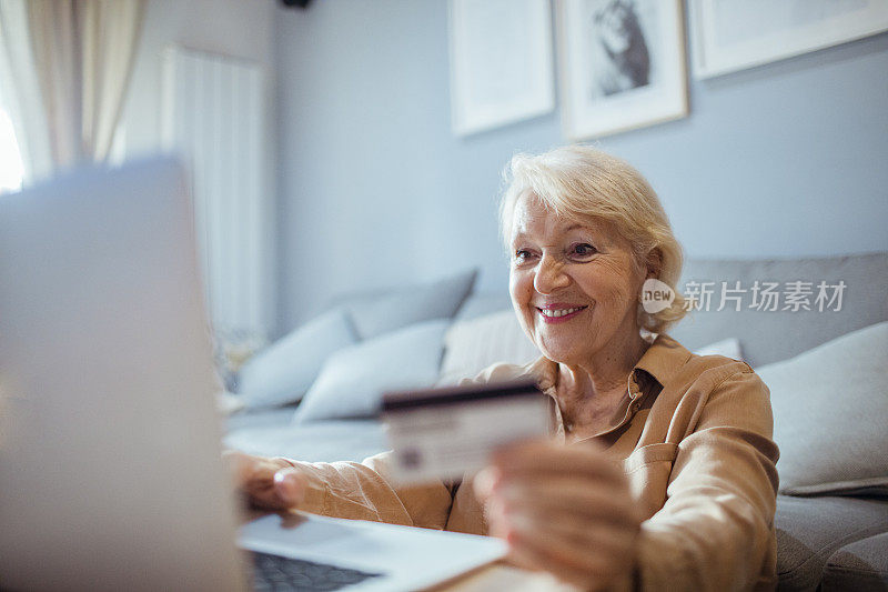 老年妇女在家网上购物