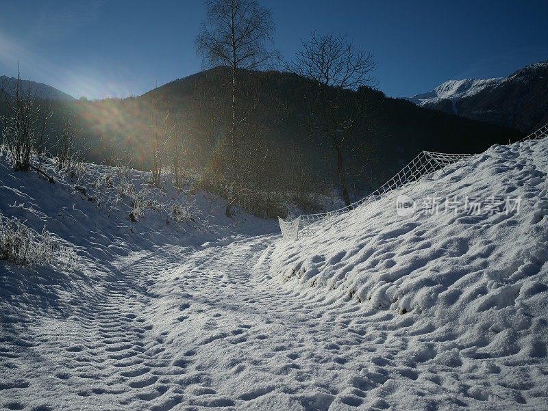 白雪皑皑的瓦尔西亚风景