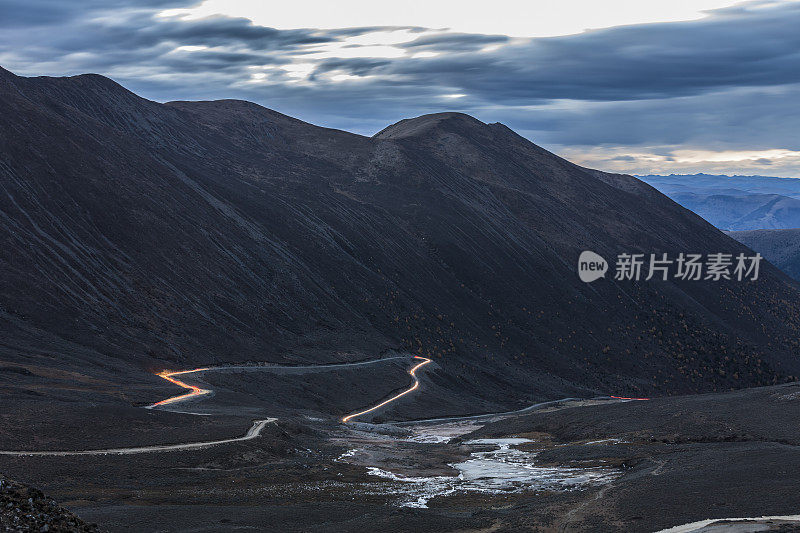 黄昏时分，汽车行驶在山路上