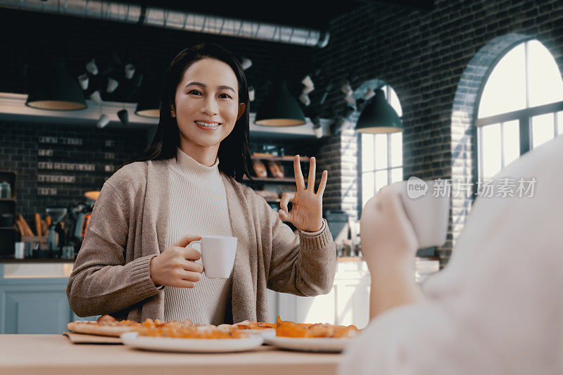 女性手握一片披萨