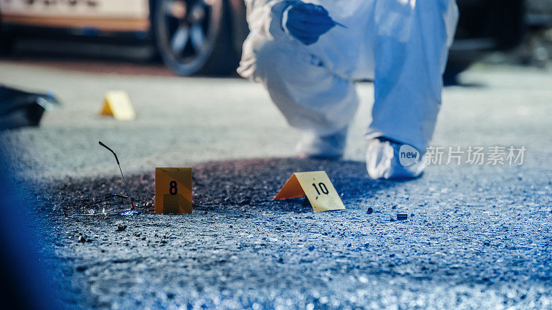 法医调查的犯罪现场证据的地面拍摄。一张有编号的记号笔的照片，旁边是可能属于凶手的子弹和血迹斑斑的眼镜