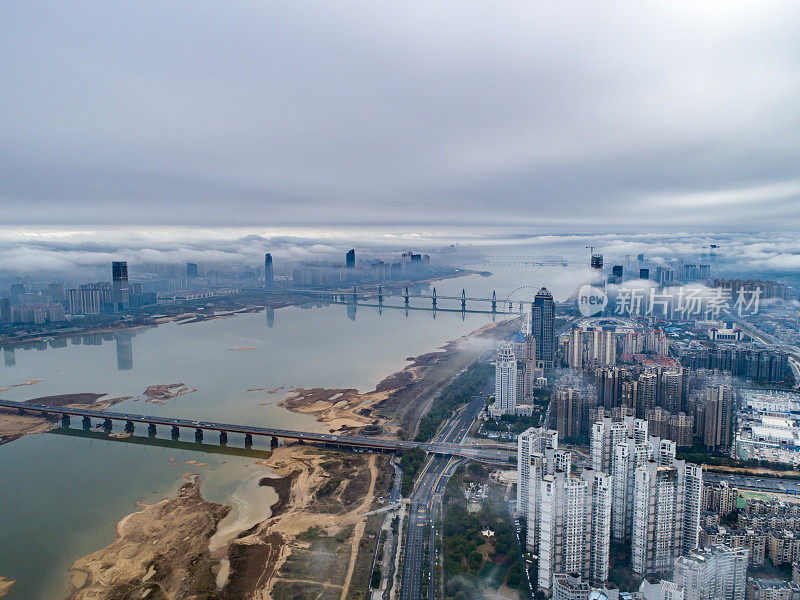 中国上海城市景观平流雾的航空摄影