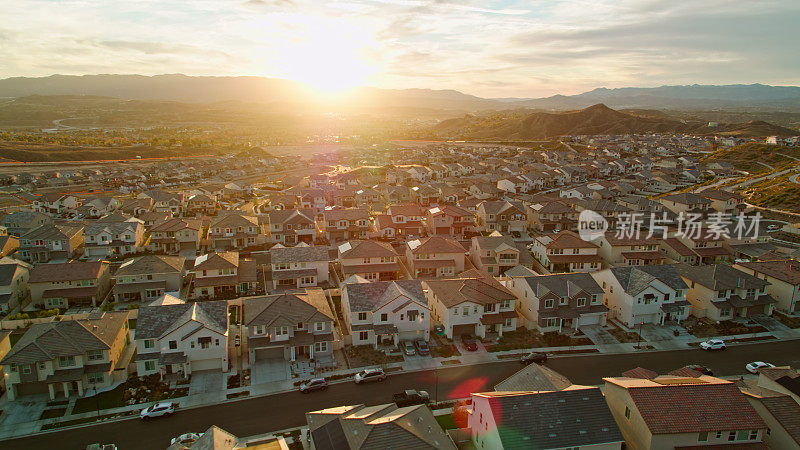 加州圣塔克拉利塔的黄金时间-鸟瞰图