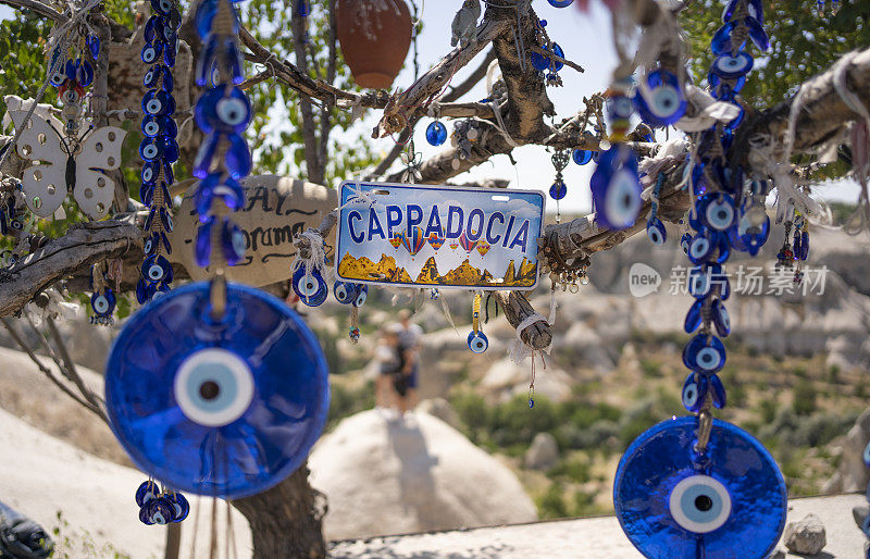 土耳其卡帕多西亚的一棵树上邪恶之眼的纳扎尔护身符