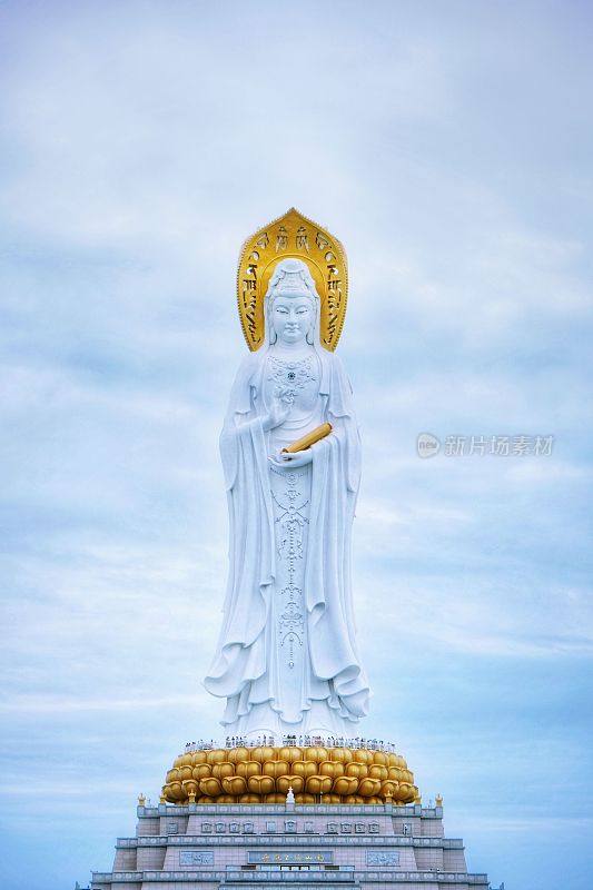中国三亚南山寺附近海南南山观音雕像的垂直拍摄