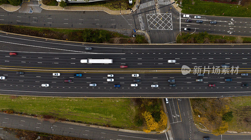 高速公路上汽车的鸟瞰图