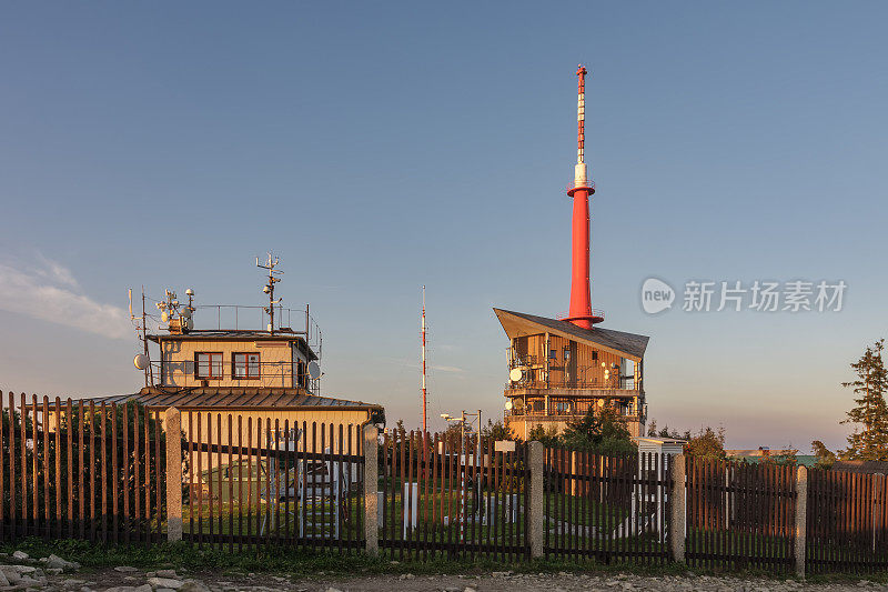 气象学家站和电视发射机在莱萨霍拉，贝斯基德山，捷克共和国在夏季日落时分。