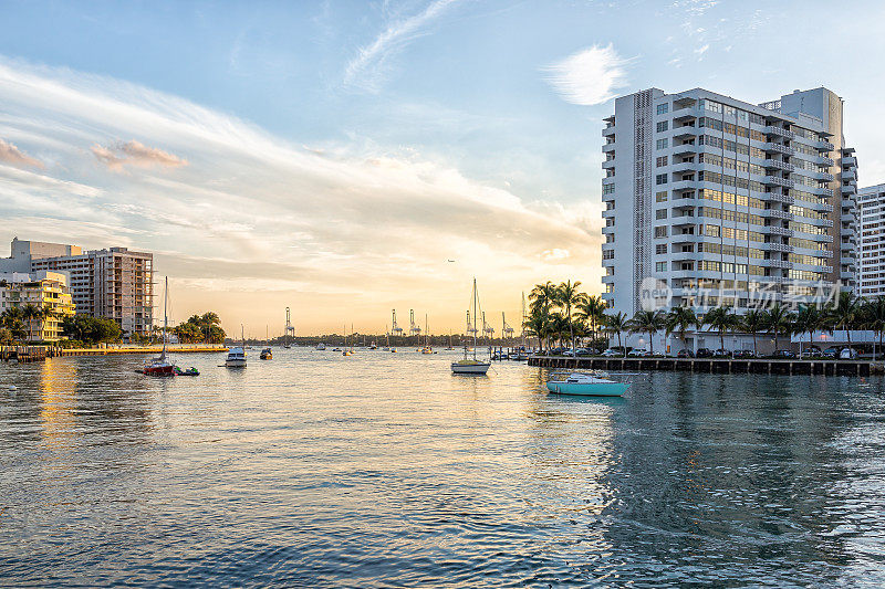 迈阿密市中心，佛罗里达州南部海滩，比斯坎湾沿岸内水船在日落与公寓公寓建筑在宁静的夜晚城市景观
