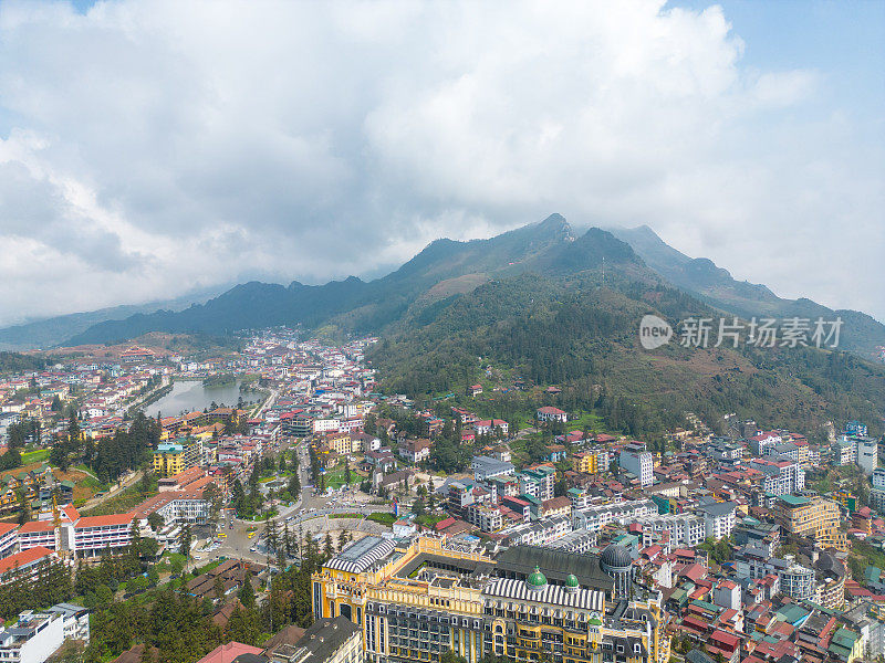 亚洲越南老蔡省萨帕市山城景观鸟瞰图，阳光明媚，夕阳西下，云中山景