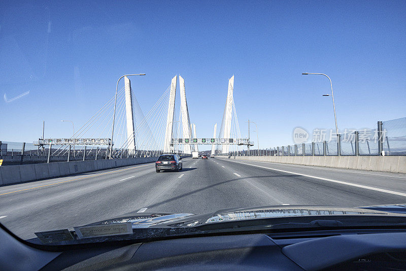 在州长马里奥·m·科莫横跨哈德逊河的大桥上向西行驶