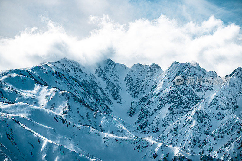 日本白波，白雪皑皑的日本山