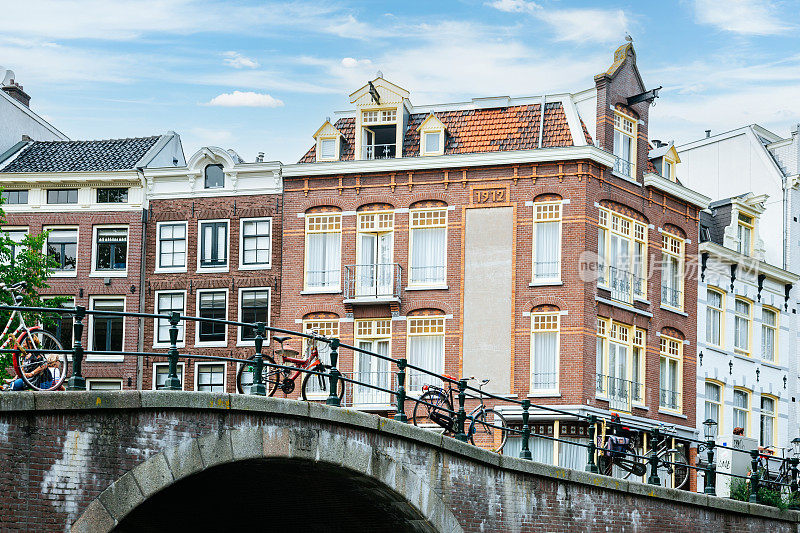 阳光灿烂的日子，阿姆斯特丹运河上的一座桥。
