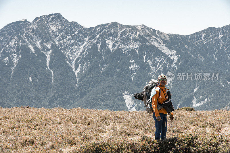 在山上徒步旅行的人的肖像。