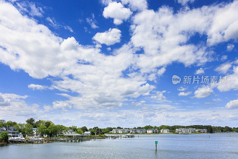 河岸上的城市景观。有船的小镇港口。汉普顿河，弗吉尼亚州