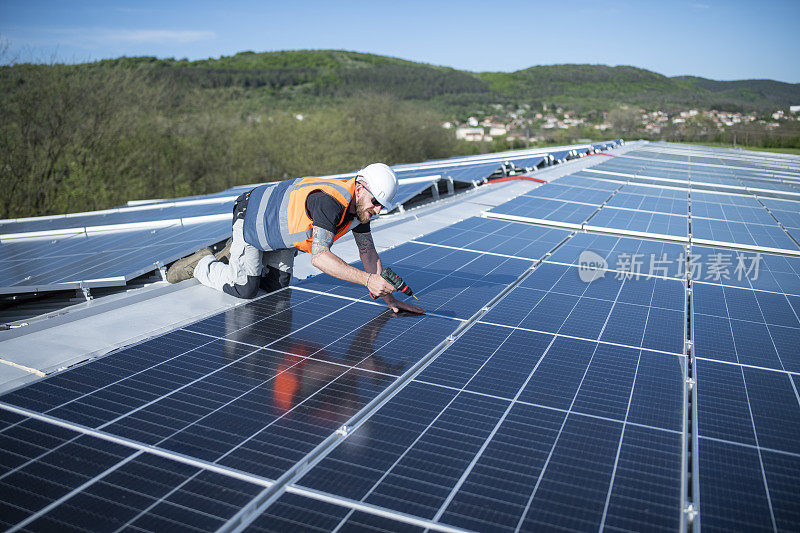 太阳能电池板技术人员在发电站修理电池板。