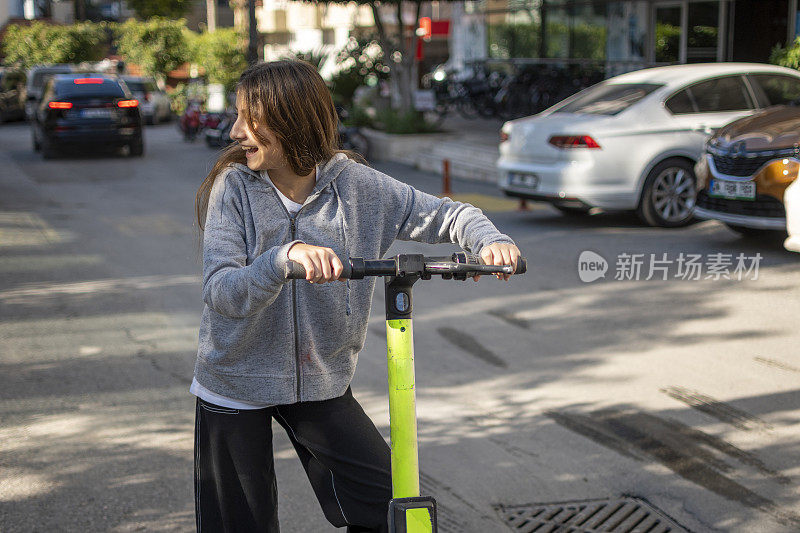 漂亮的女孩骑摩托车