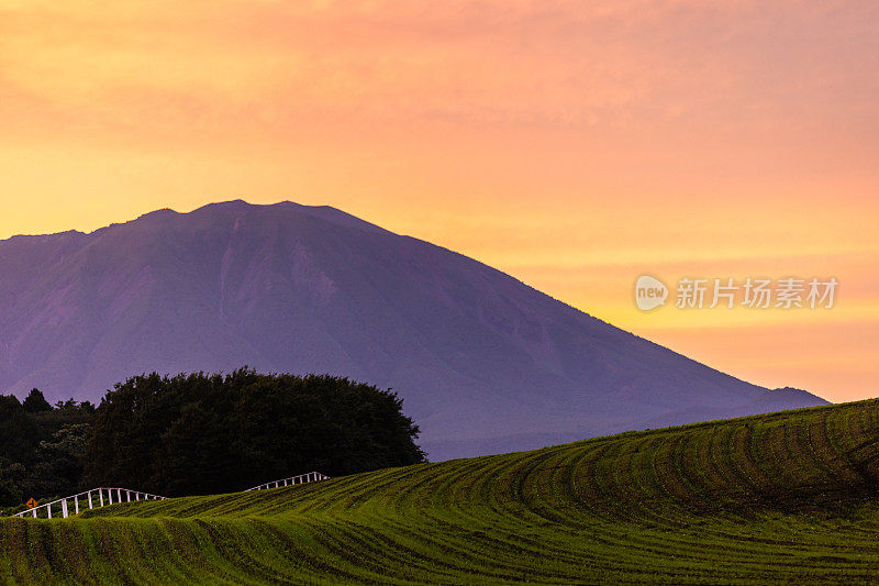 岩手山和农场的夕阳