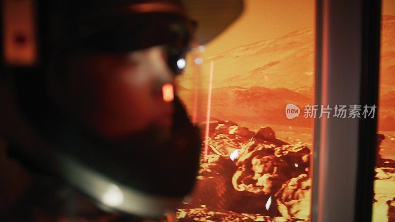 摇摇晃晃的火星探测器在火星表面旅行。特写宇航员望向窗外，看到贫瘠的风景