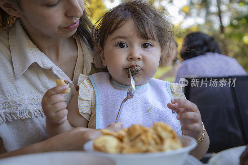 一个22个月大的婴儿在吃东西