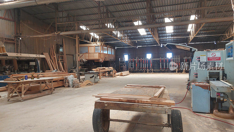 生产木制家具木材。用于自动木材切割的工业切割机