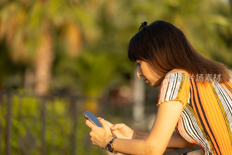 年轻女子正在用手机发短信。