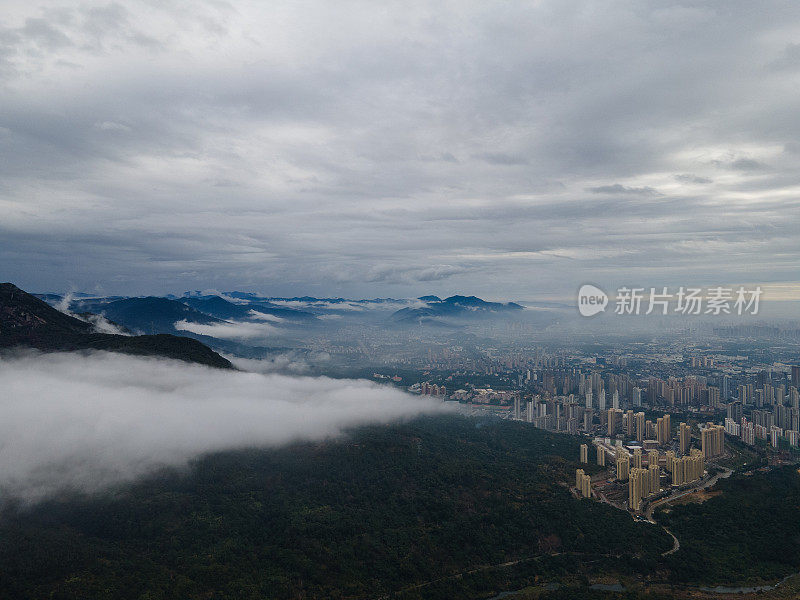 云雾笼罩的城市鸟瞰图