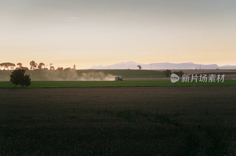 日落时分的联合收割机