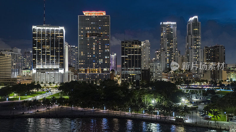 佛罗里达州迈阿密沿海商业和金融区的夜景，摩天大楼灯火通明