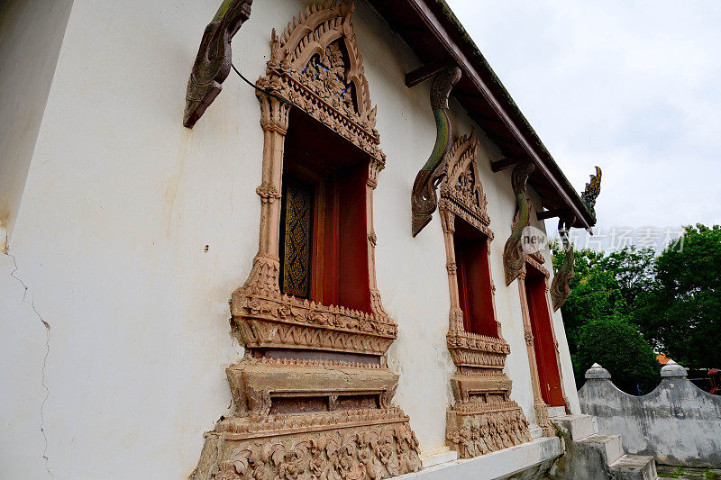 斜角建筑的老雕刻墙和小教堂的窗户。那空Nayok，泰国