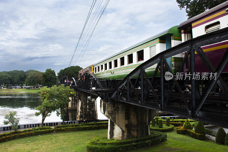 钢铁路桥横跨桂河的地标，纪念碑，历史遗迹和纪念碑，第二次世界大战的泰国人，外国游客旅游参观和火车运行在泰国北碧府