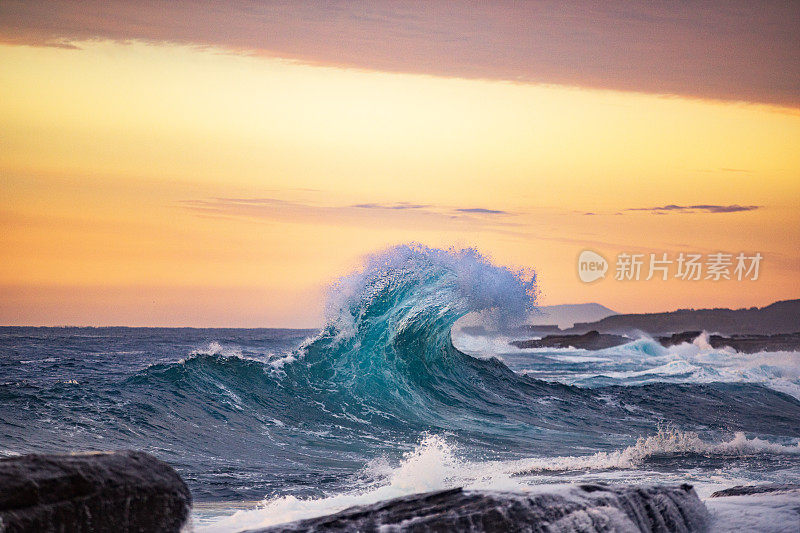 抽象的海浪与生动的金色日出