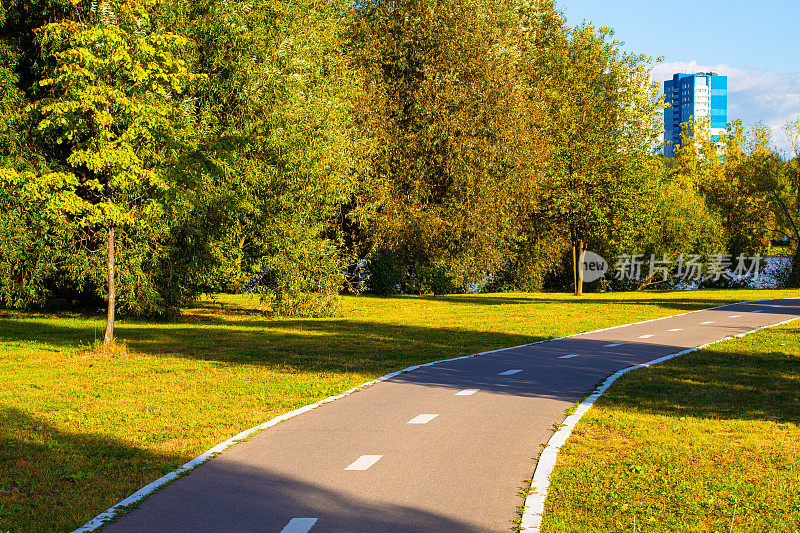 公园里有标记的空自行车道。